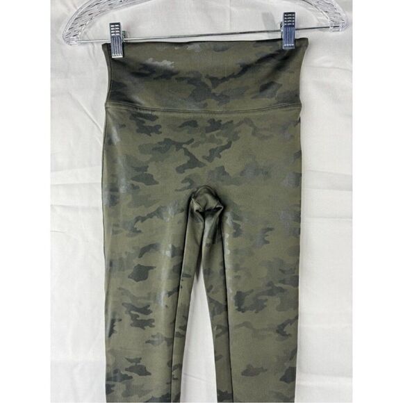 SPANX FAUX LEATHER CAMO LEGGINGS PANTS MATTE OLIVE GREEN SIZE S - Picture 4 of 8